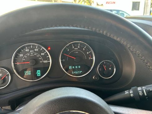 Used 2016 Jeep Wrangler Sahara w/ Connectivity Group AWD/4WD image 18