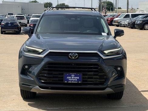 Used 2025 Toyota Grand Highlander AWD image 3