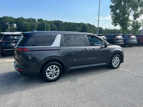 Used 2023 Kia Carnival LX FWD image 5