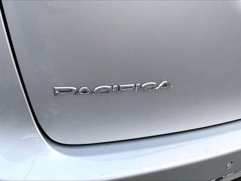 Used 2024 Chrysler Pacifica Touring-L FWD image 8