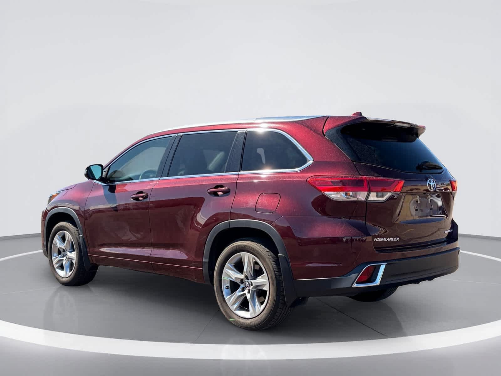Used 2018 Toyota Highlander Limited w/ Carpet Mat Package (TMS) AWD/4WD image 2