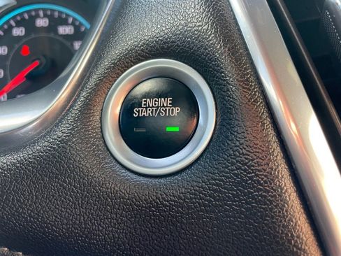 Used 2022 Chevrolet Traverse LT image 21