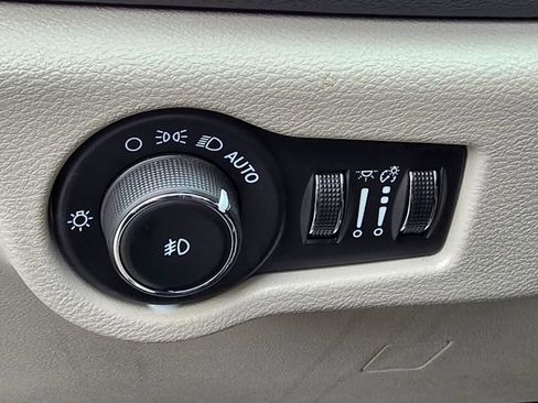 Certified 2024 Chrysler Pacifica Touring-L image 19