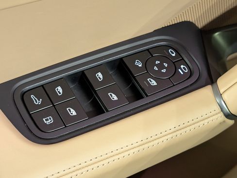 Certified 2024 Porsche Cayenne Turbo AWD/4WD image 20