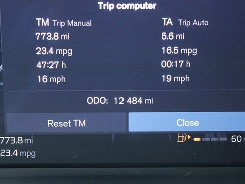 Used 2025 Volvo XC40 B5 Plus image 30