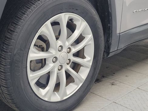 Used 2019 Jeep Cherokee Latitude w/ Popular Appearance Group FWD image 31