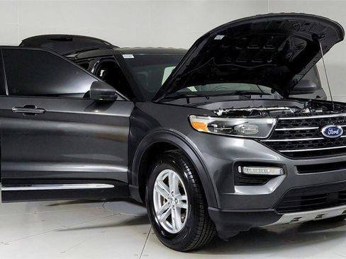 Used 2020 Ford Explorer XLT w/ Equipment Group 202A image 9