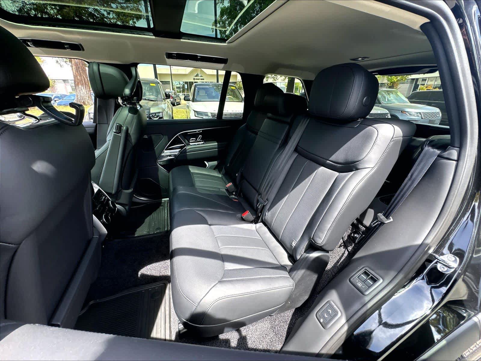 New 2026 Land Rover Range Rover Long Wheelbase SE AWD/4WD image 12
