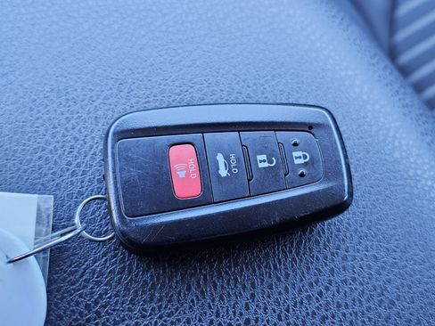 Used 2020 Toyota Camry SE image 30