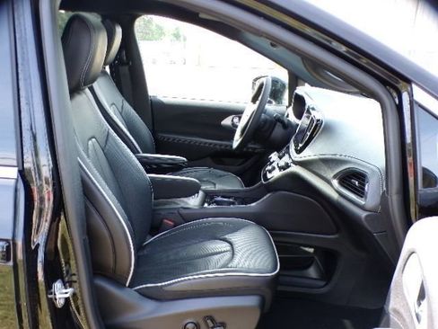 Used 2026 Chrysler Pacifica Limited FWD image 9