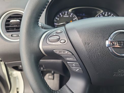 Used 2018 Nissan Pathfinder SL image 13