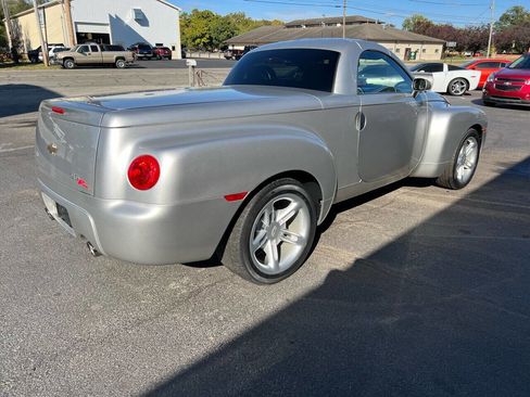Used 2004 Chevrolet SSR w/ Preferred Equipment Group image 13