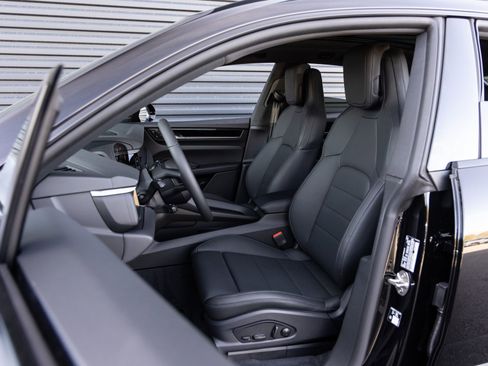 New 2026 Porsche Macan 4 Electric image 5