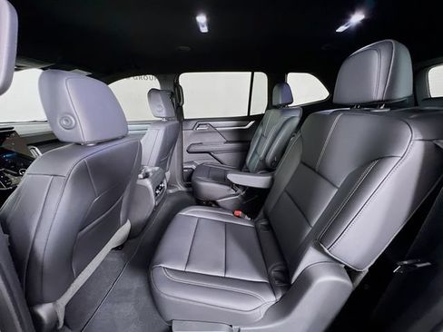 Used 2025 GMC Acadia Elevation w/ Elevation Premium Package FWD image 24