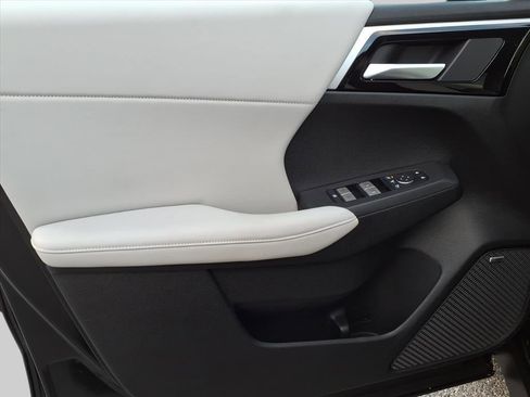 New 2025 Mitsubishi Outlander SE image 16