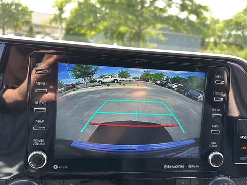 Used 2022 Toyota Highlander XLE AWD/4WD image 35