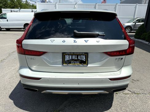Used 2020 Volvo V60 T5 Cross Country image 5