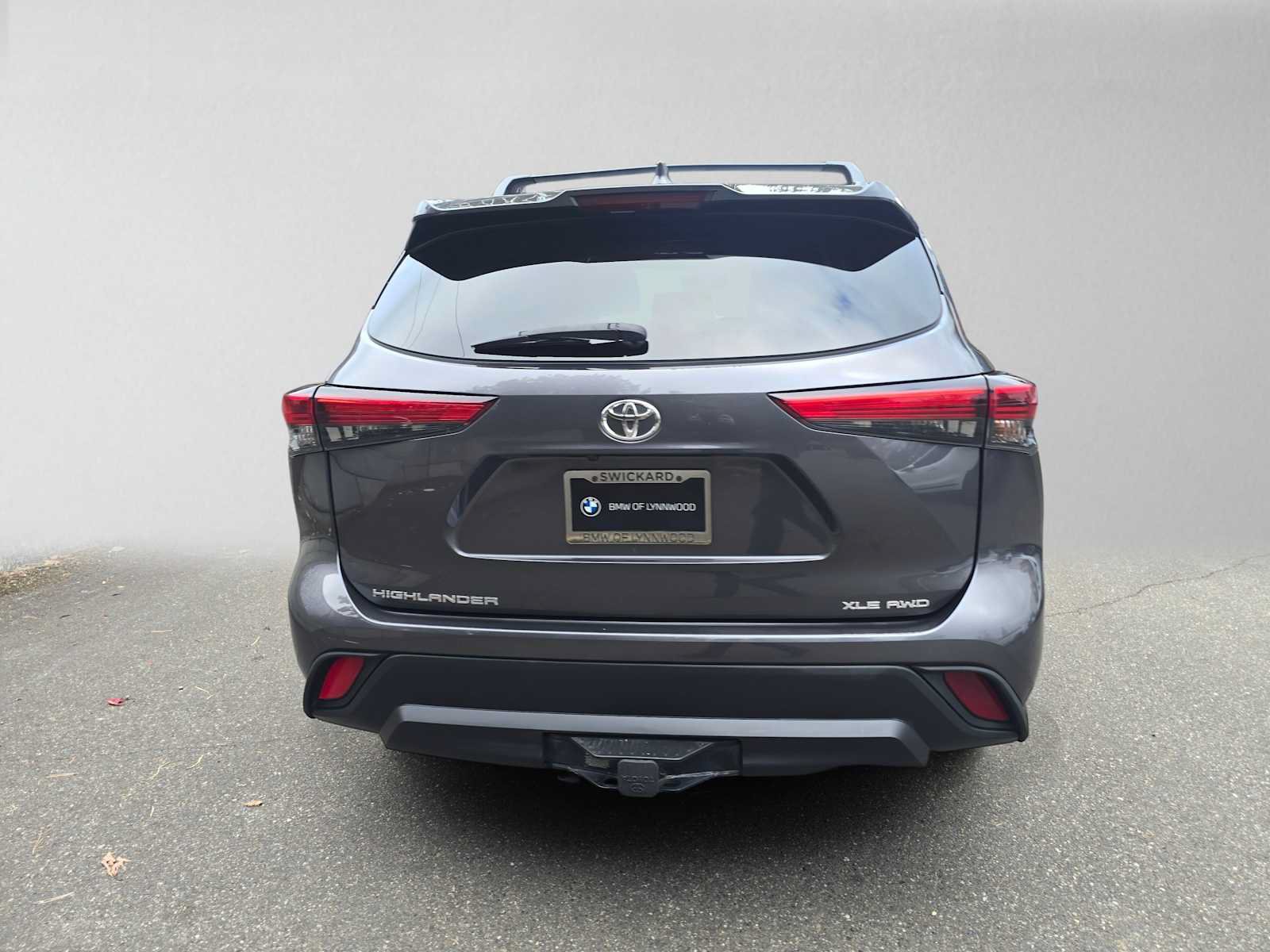 Used 2020 Toyota Highlander XLE AWD/4WD image 4