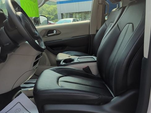 Used 2024 Chrysler Pacifica Touring-L FWD image 13
