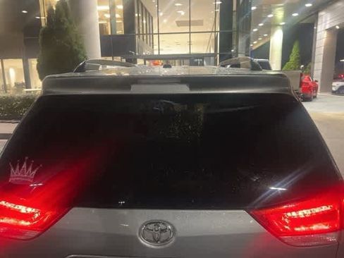 Used 2014 Toyota Sienna LE image 10