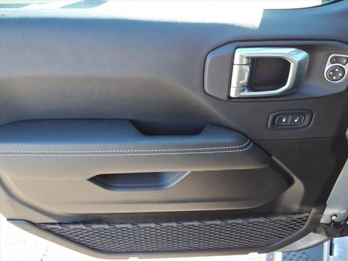 Used 2023 Jeep Gladiator Overland w/ Cold Weather Group image 15