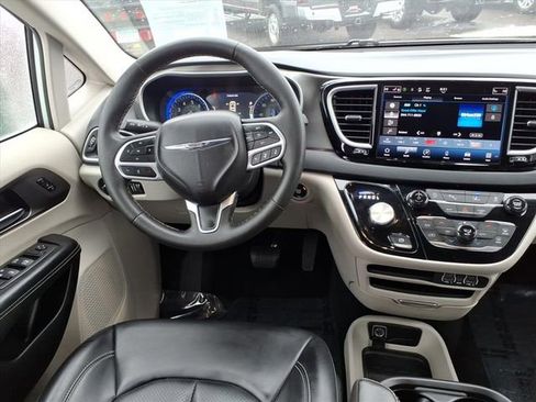 Used 2023 Chrysler Pacifica Touring-L image 16