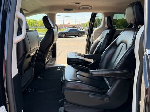 Used 2023 Chrysler Pacifica Touring-L FWD image 27