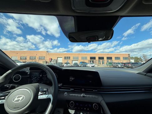 Used 2025 Hyundai Elantra SEL image 32