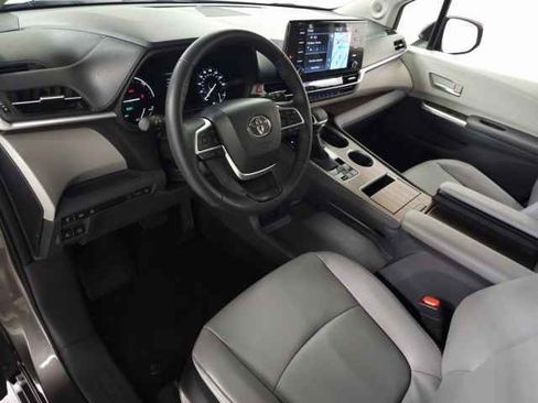 Used 2023 Toyota Sienna XLE image 18