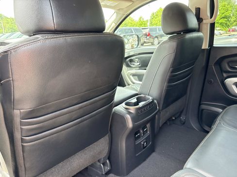 Used 2017 Nissan Titan SL RWD image 31