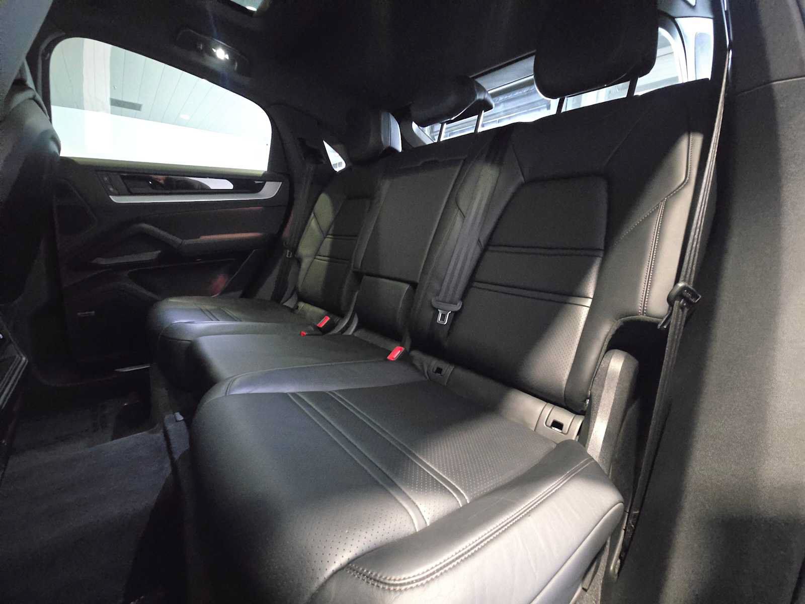 Used 2025 Porsche Cayenne E-Hybrid Coupe AWD/4WD image 18