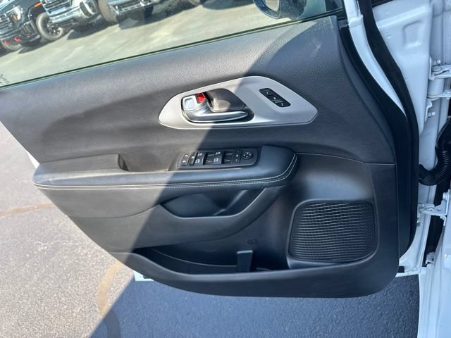 Used 2025 Chrysler Pacifica Limited FWD image 18