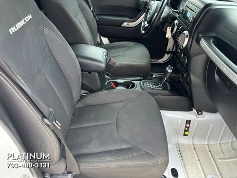 Used 2017 Jeep Wrangler Unlimited Rubicon w/ Connectivity Group AWD/4WD image 10