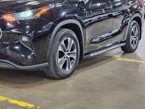 Used 2022 Toyota Highlander XLE FWD image 17