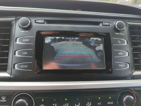 Used 2019 Toyota Highlander LE AWD/4WD image 21