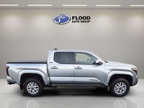 Used 2026 Toyota Tacoma SR5 AWD/4WD image 3