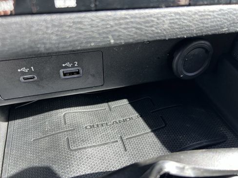 Used 2023 Mitsubishi Outlander SE image 29