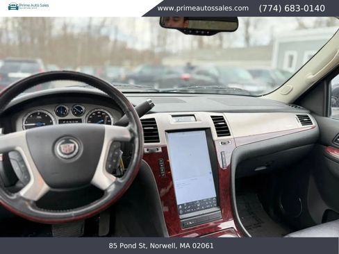 Used 2011 Cadillac Escalade AWD w/ Touring Package image 21