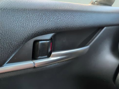 Used 2023 Toyota Camry SE image 17