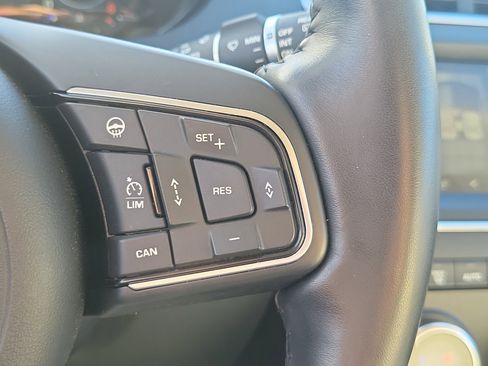 Used 2018 Jaguar E-PACE SE image 28