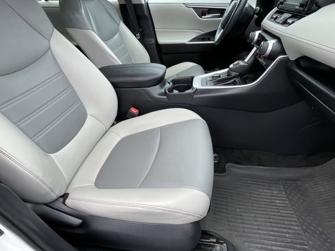 Used 2021 Toyota RAV4 XLE Premium image 14