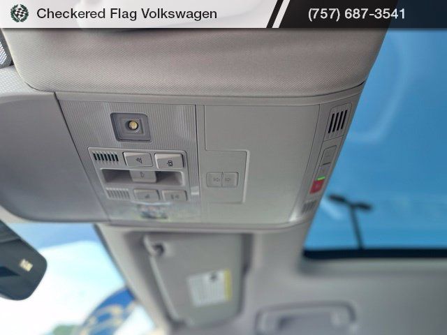 Used 2025 Volkswagen Taos SE FWD image 18