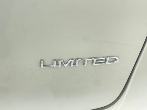 Used 2019 Chrysler Pacifica Limited w/ Tire & Wheel Group FWD image 41
