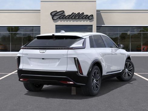Used 2027 Cadillac Lyriq Luxury w/ LPO, Floor Liner Package AWD/4WD image 4
