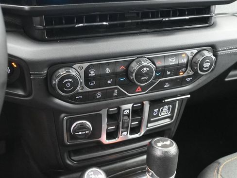 Used 2025 Jeep Wrangler Unlimited Sahara AWD/4WD image 18