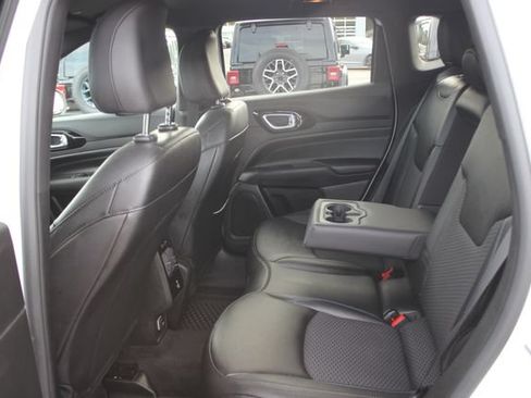 Used 2025 Jeep Compass Latitude w/ Convenience Group AWD/4WD image 23