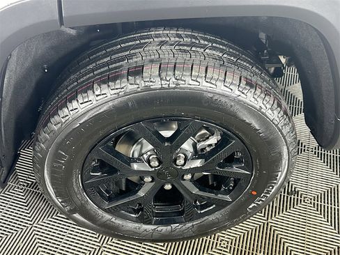 New 2025 Jeep Grand Cherokee Altitude image 15