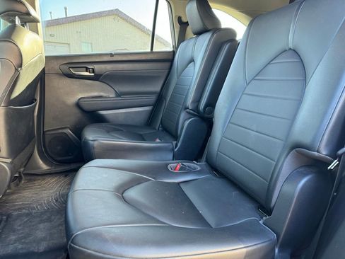 Used 2021 Toyota Highlander XLE AWD/4WD image 5