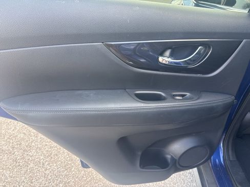 Used 2018 Nissan Rogue SV image 14