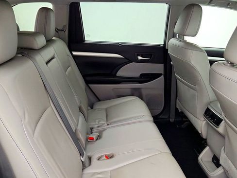 Used 2019 Toyota Highlander XLE AWD/4WD image 24